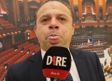 Europee: Cateno De Luca fa la pernacchia a Renzi, video esilarante