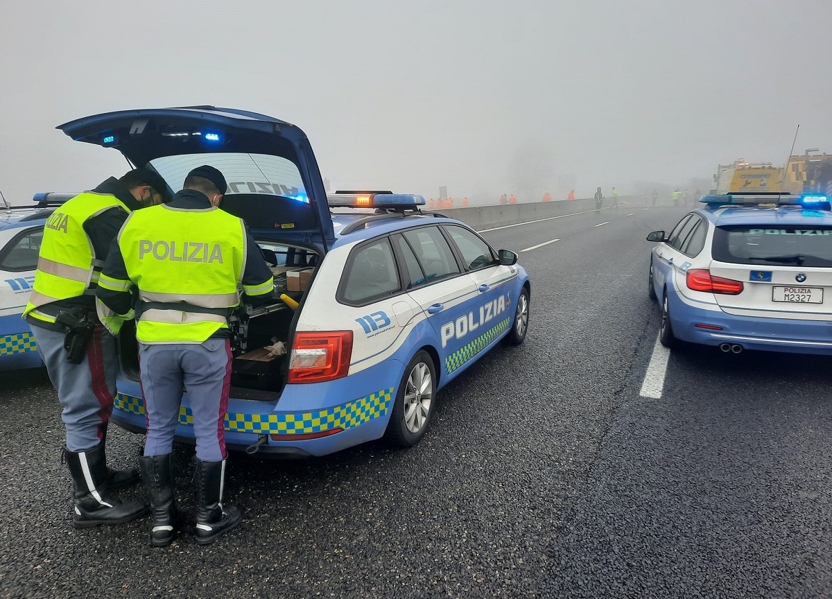 Auto prende fuoco in autostrada nel Vercellese, due morti Auto prende fuoco in autostrada nel Vercellese, due morti