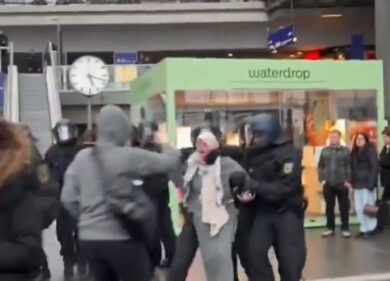 Donna con il velo arrestata a Berlino, la polizia tedesca non scherza