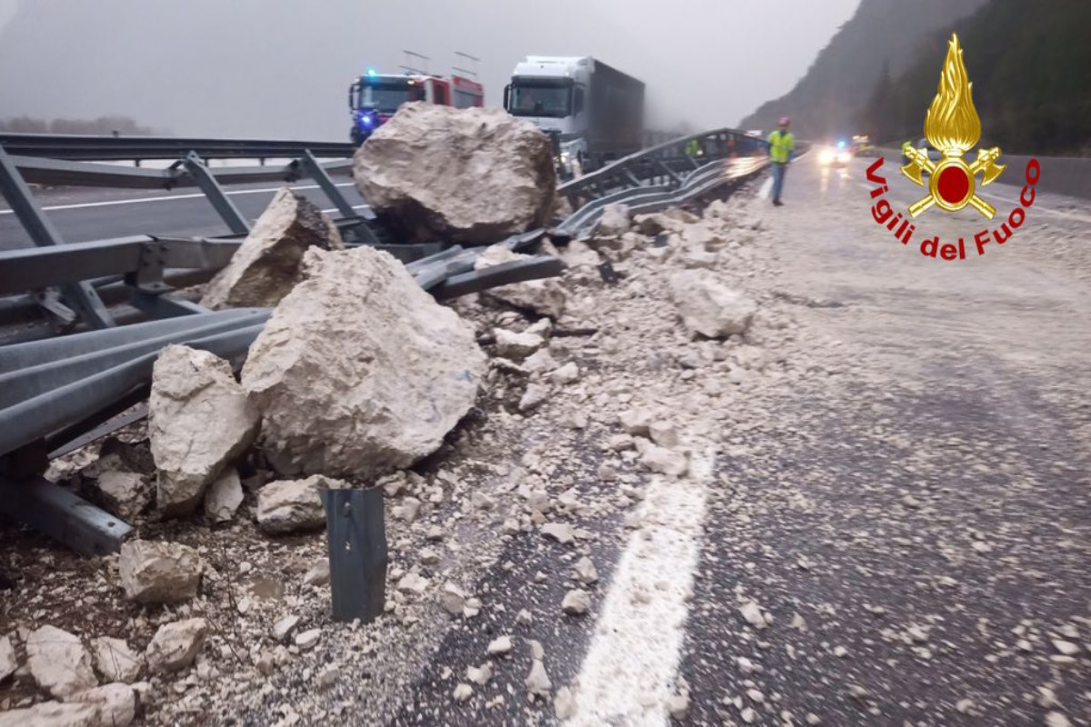 Pasquetta, maltempo al Centro-Nord: valanghe in Valtellina, frana vicino Udine Pasquetta, maltempo al Centro-Nord: valanghe in Valtellina, frana vicino Udine