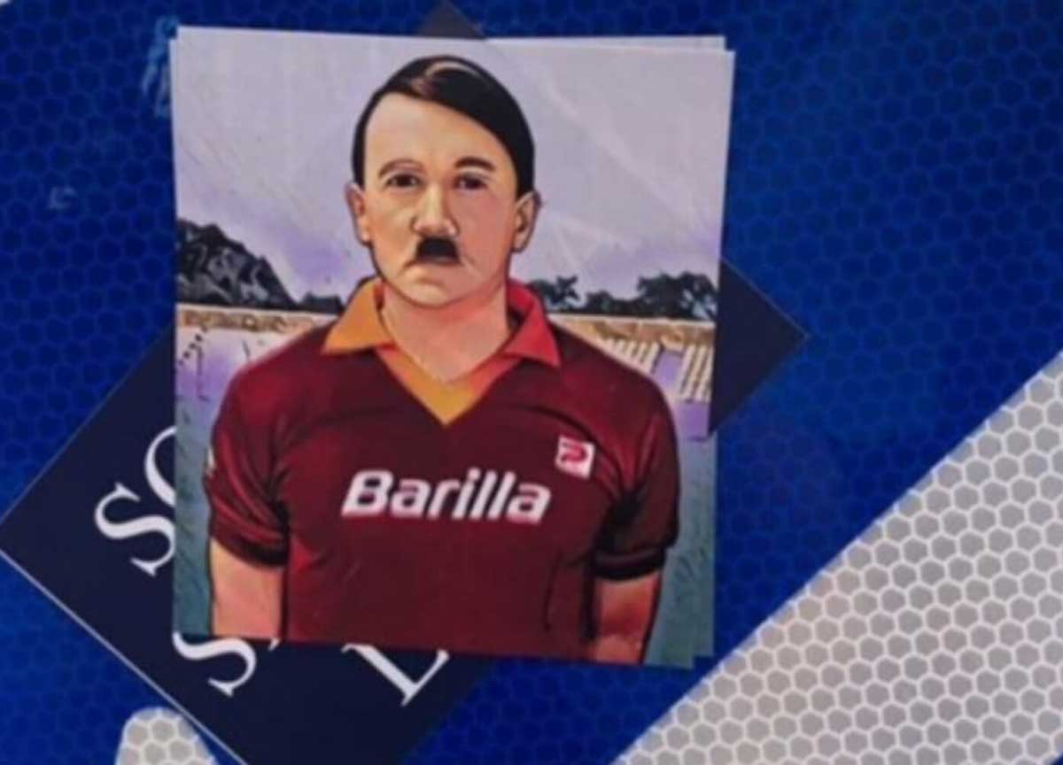 Vergogna ultrà: gli sticker di Hitler e Mussolini con la maglia romanista
