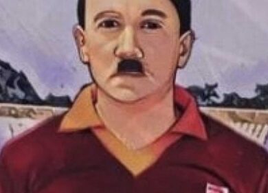 Vergogna ultrà: gli sticker di Hitler e Mussolini con la maglia romanista