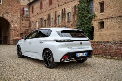 Peugeot E-308: eleganza e autonomia