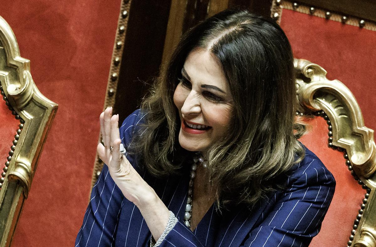 Mozione di sfiducia, Santanchè silenziata da FdI. Non si difenderà in Aula Mozione di sfiducia, Santanchè silenziata da FdI. Non si difenderà in Aula