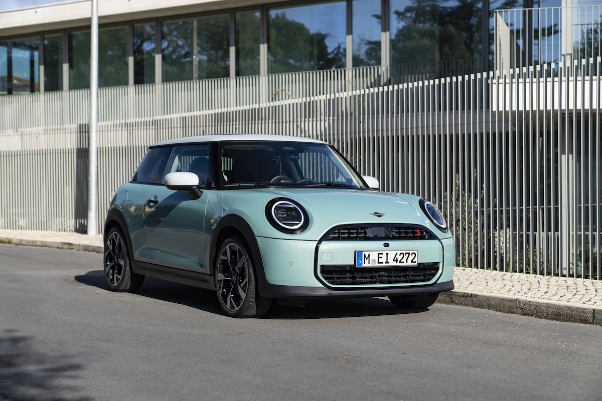 Nuova MINI Cooper S 2024: design iconico e prestazioni sportive Nuova MINI Cooper S 2024: design iconico e prestazioni sportive