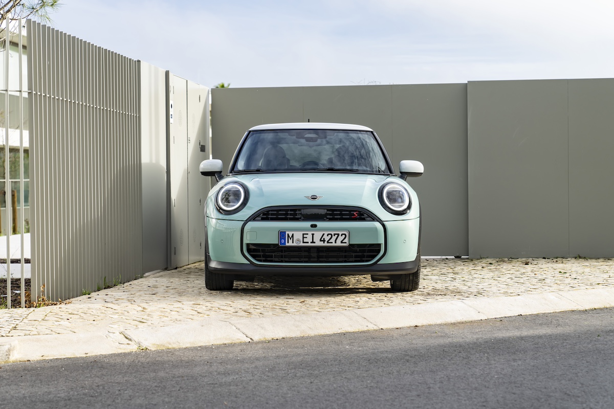 Nuova MINI Cooper S 2024: design iconico e prestazioni sportive Nuova MINI Cooper S 2024: design iconico e prestazioni sportive