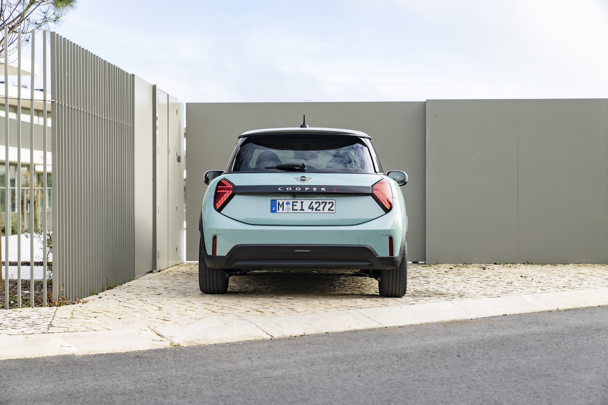 Nuova MINI Cooper S 2024: design iconico e prestazioni sportive Nuova MINI Cooper S 2024: design iconico e prestazioni sportive