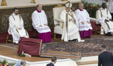 Cristo redento caduto davanti a Papa Francesco: tutte le teorie sul presagio