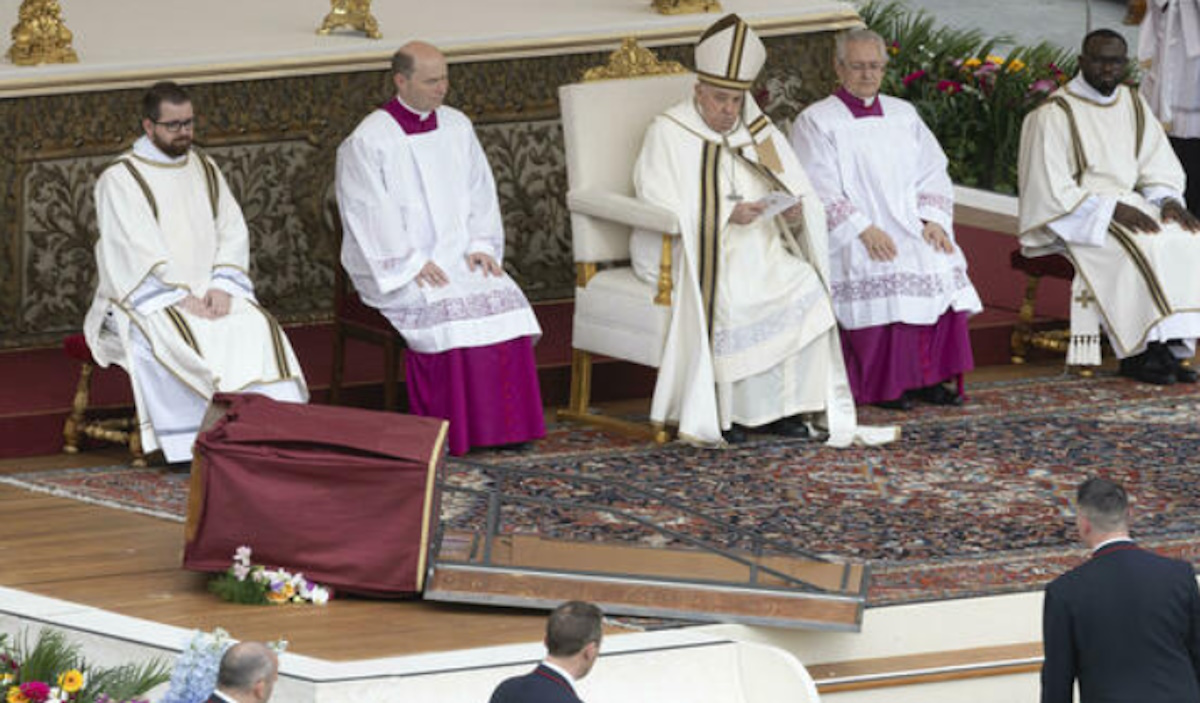 Cristo redento caduto davanti a Papa Francesco: tutte le teorie sul presagio Cristo redento caduto davanti a Papa Francesco: tutte le teorie sul presagio