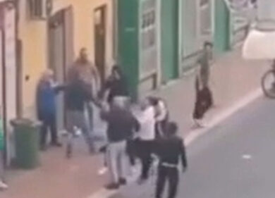 Taranto: maxi rissa in strada, un video riprende la lite violentissima