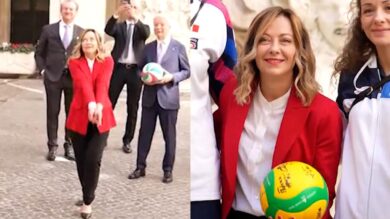 Meloni palleggia con Egonu e le giocatrici del volley femminile italiano