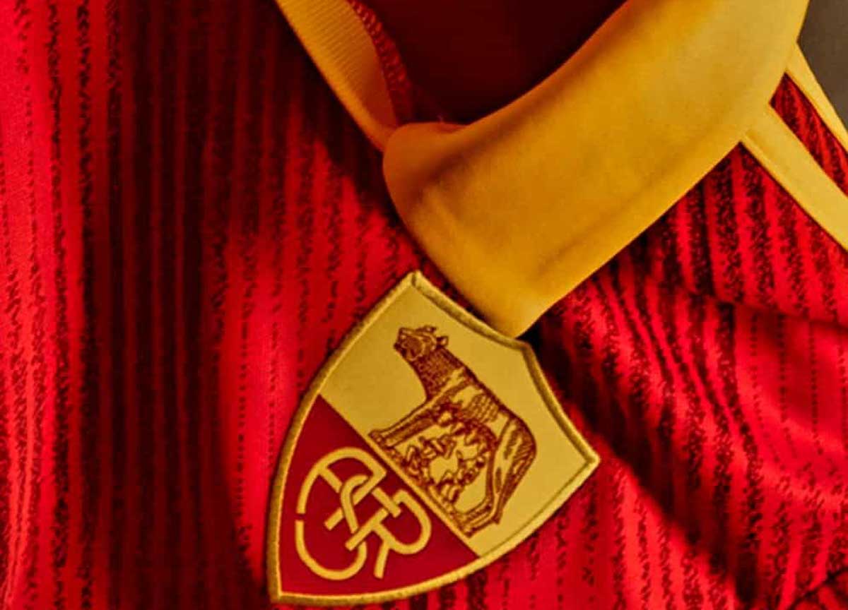 Derby, la Roma sfodera la maglia speciale contro la Lazio: torna la Lupa