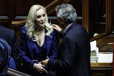 Berlusconi, finita la commedia. Fascina e la doppia fede al dito alla Camera