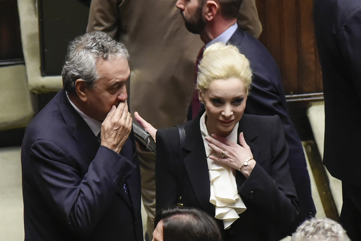 Berlusconi, finita la commedia. Fascina e la doppia fede al dito alla Camera Berlusconi, finita la commedia. Fascina e la doppia fede al dito alla Camera