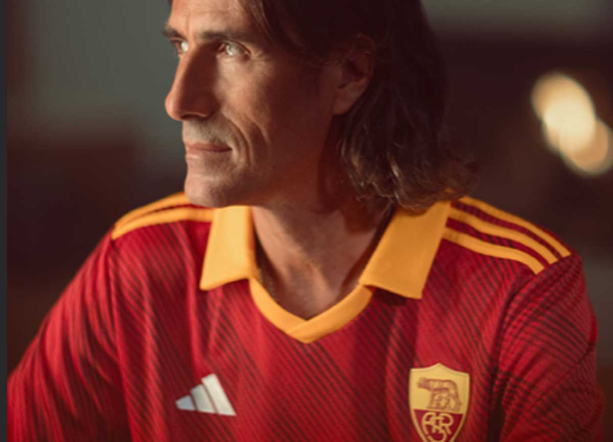 Derby, la Roma sfodera la maglia speciale contro la Lazio: torna la Lupa