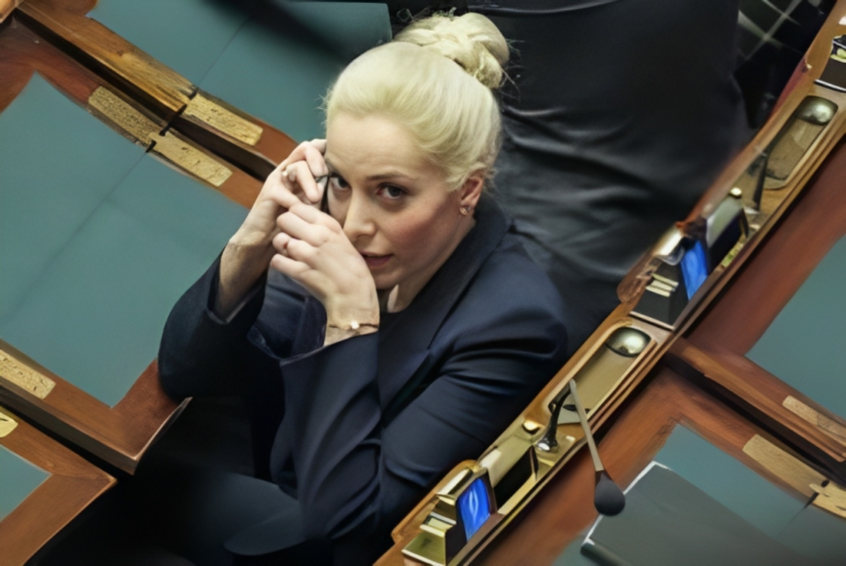 Berlusconi, finita la commedia. Fascina e la doppia fede al dito alla Camera Berlusconi, finita la commedia. Fascina e la doppia fede al dito alla Camera