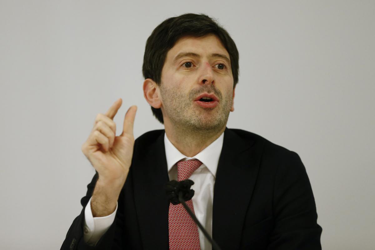 L’ex ministro Roberto Speranza contestato a Ostia dai No vax: “Assassino”