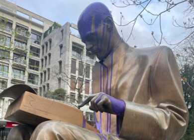 Milano, la statua di Montanelli imbrattata ancora una volta
