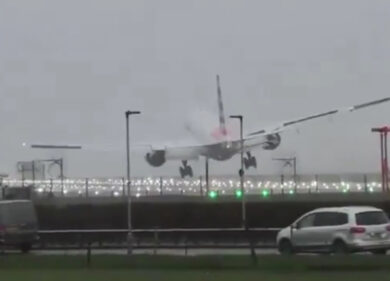 Aereo finisce fuori traiettoria e si schianta contro la torre di controllo