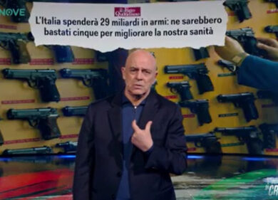 Crozza/monologo sulla Sanità: «I soldi per curarsi perché dovrebbe metterli lo Stato? Basta ipotecarsi la casa»