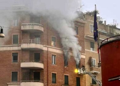 Incendio a Prati: distrutto un palazzo, tra le fiamme muore un 69enne