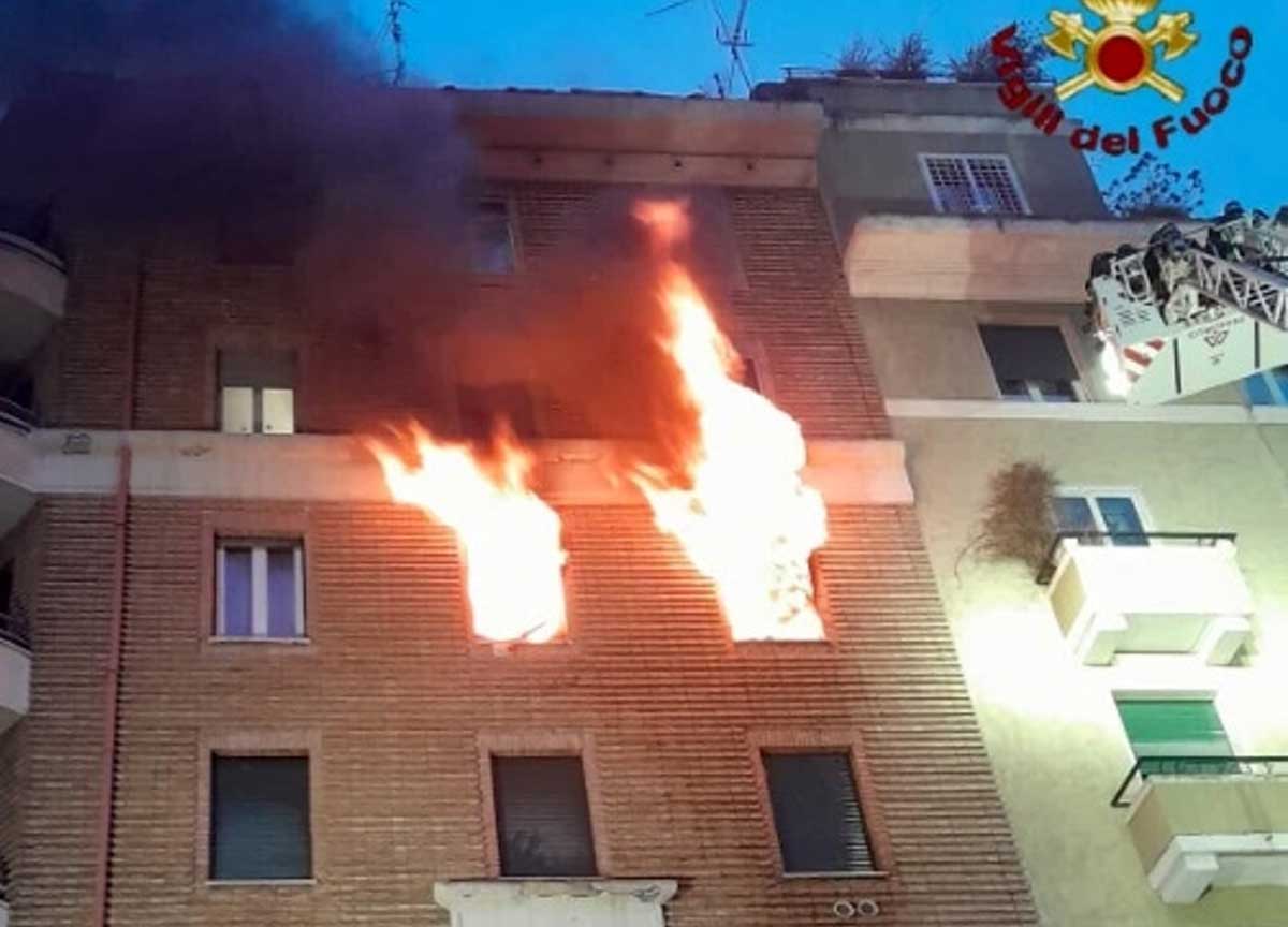 Incendio a Prati: distrutto un palazzo, tra le fiamme muore un 69enne Incendio a Prati: distrutto un palazzo, tra le fiamme muore un 69enne
