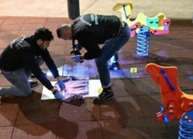 Napoli, Far West nel parco giochi: 49enne ferita a una gamba durante un raid
