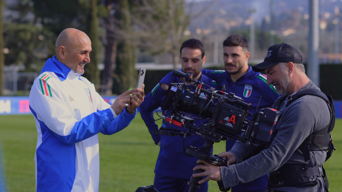 TIM lancia il nuovo spot della campagna ‘TIM rivaluta lo Smartphone’ TIM lancia il nuovo spot della campagna ‘TIM rivaluta lo Smartphone’