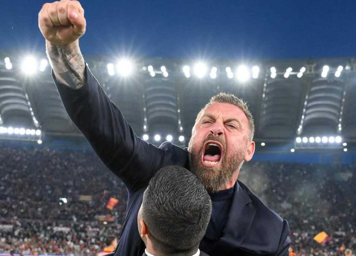 Roma-Lazio, Mancini e la bandiera col topo: al derby il video infiamma X Roma-Lazio, Mancini e la bandiera col topo: al derby il video infiamma X