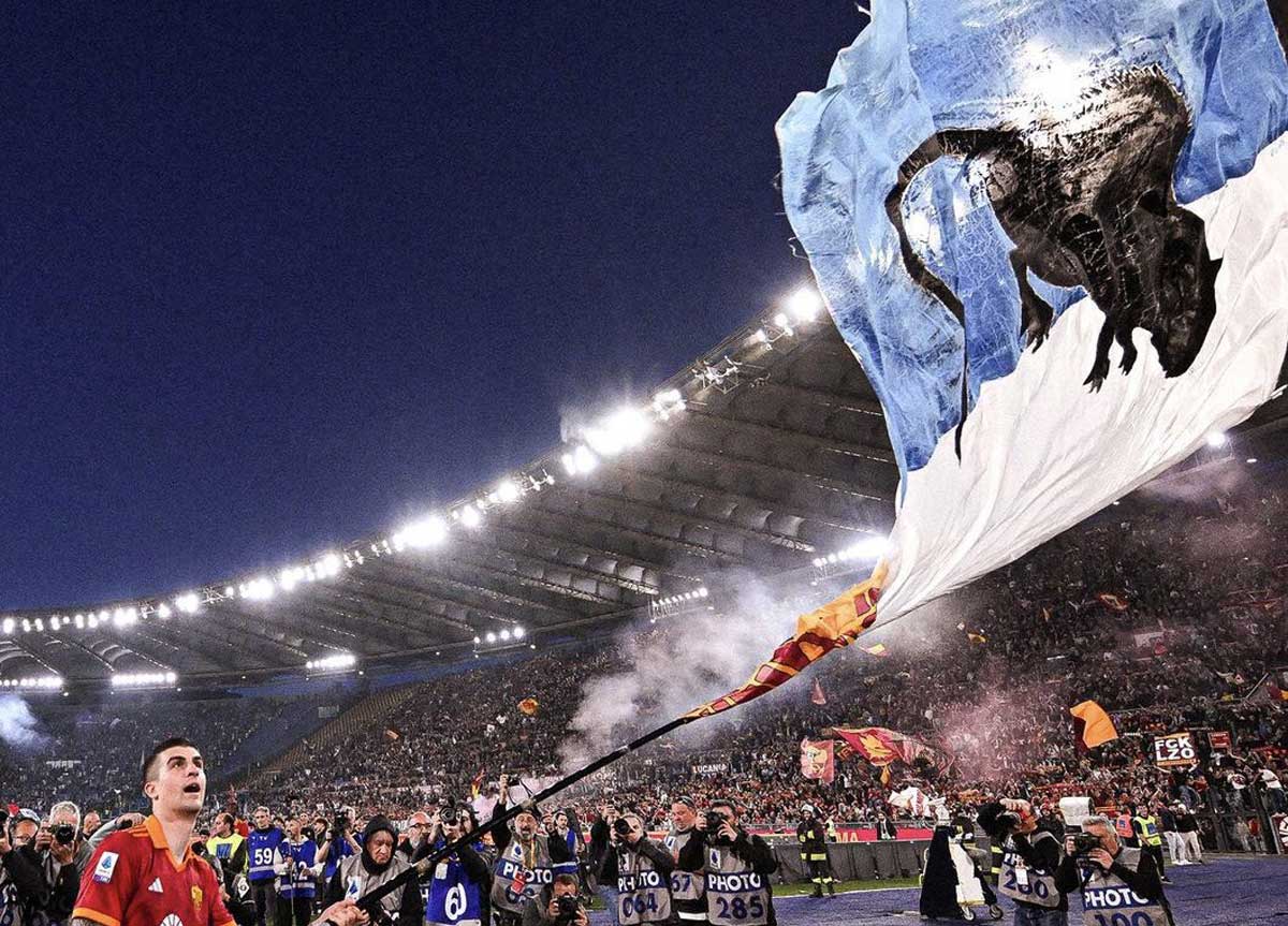 Roma-Lazio, Mancini e la bandiera col topo: al derby il video infiamma X Roma-Lazio, Mancini e la bandiera col topo: al derby il video infiamma X