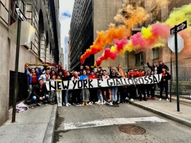 Roma-Lazio, Mancini e la bandiera col topo: al derby il video infiamma X