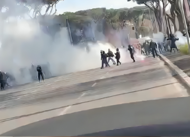 Derby Roma-Lazio, primi scontri all’Olimpico. Tifoso arrestato per bombe carta