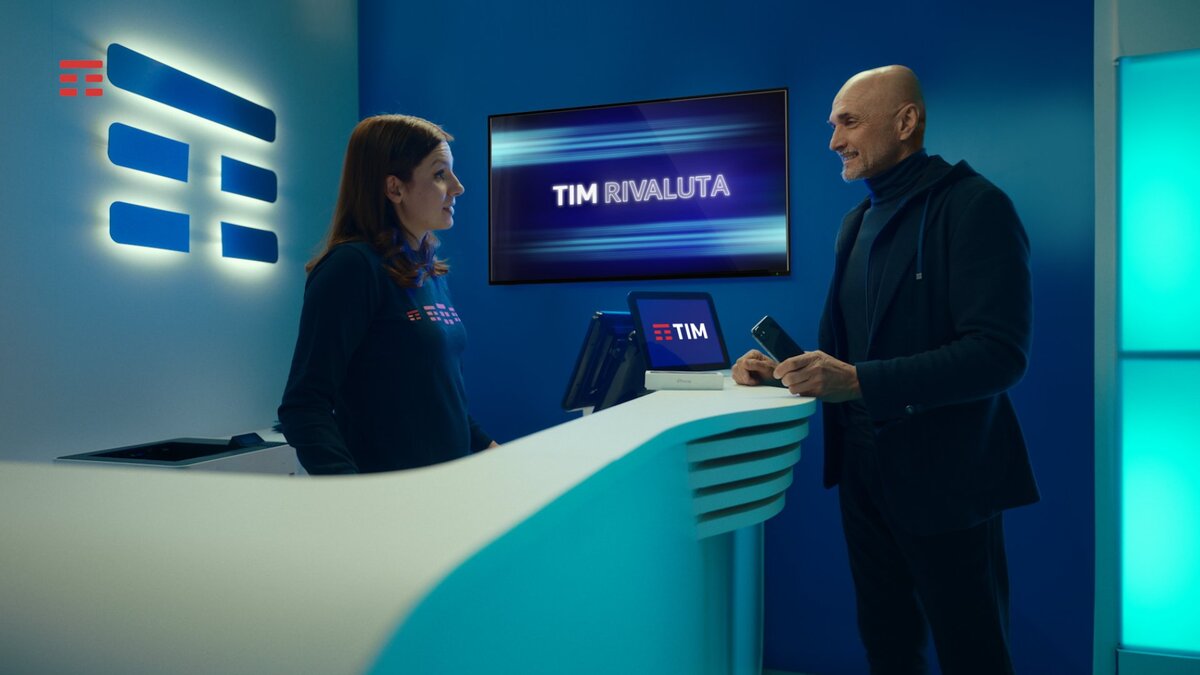 TIM lancia il nuovo spot della campagna ‘TIM rivaluta lo Smartphone’ TIM lancia il nuovo spot della campagna ‘TIM rivaluta lo Smartphone’