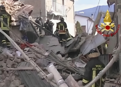 L’Aquila, 15 anni fa il terremoto. Mattarella: “Ricostruire è un dovere”