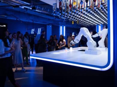 Apre l’unico bar robotizzato: niente umani, i cocktail li fa la macchina