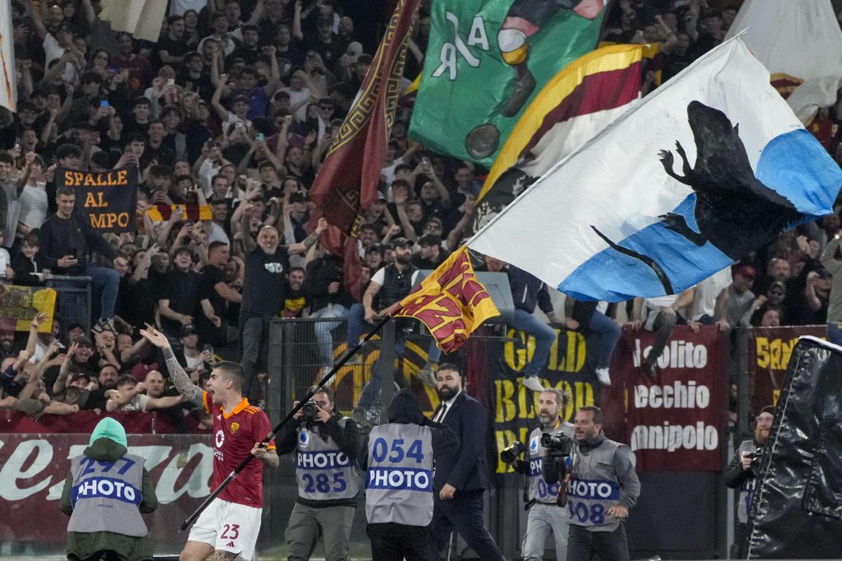 Galleria foto 'Roma-Lazio, Mancini gol e sventola bandiera Lazio con topo. Poi si scusa' - foto 1