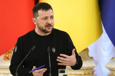 Ucraina, l’appello stremato di Zelensky alla Nato: “Stiamo finendo i missili”