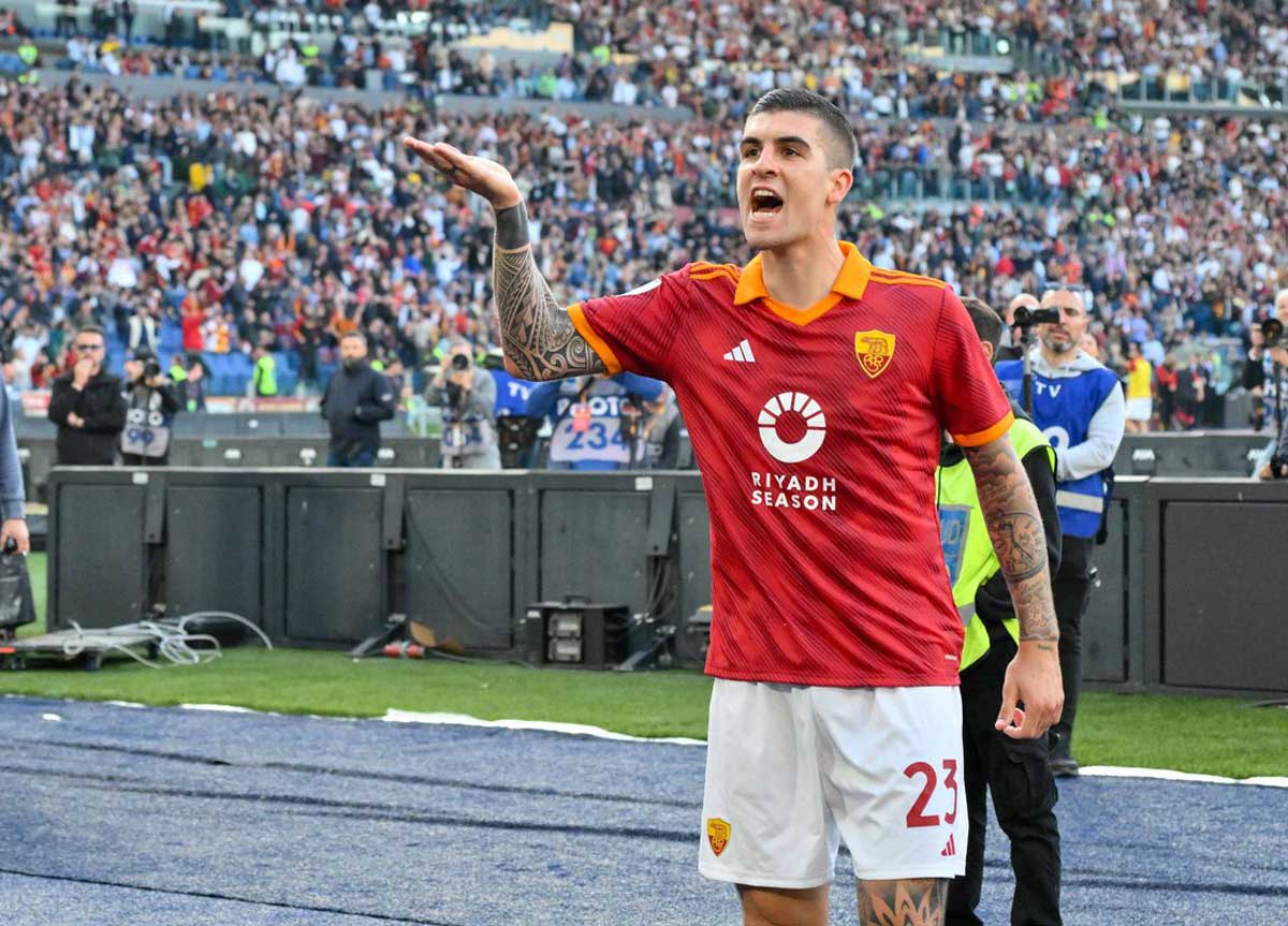 Derby Roma, l’ex capitano laziale Radu in Curva con il simbolo delle SS: Daspo Derby Roma, l’ex capitano laziale Radu in Curva con il simbolo delle SS: Daspo