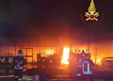 In fiamme una discarica di pneumatici: allarme diossina ai Castelli romani