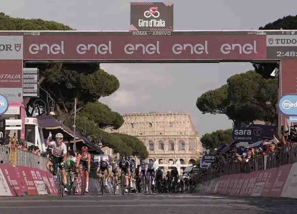 Giro d’Italia, tappa finale: si passa per Ostia e volata davanti al Colosseo