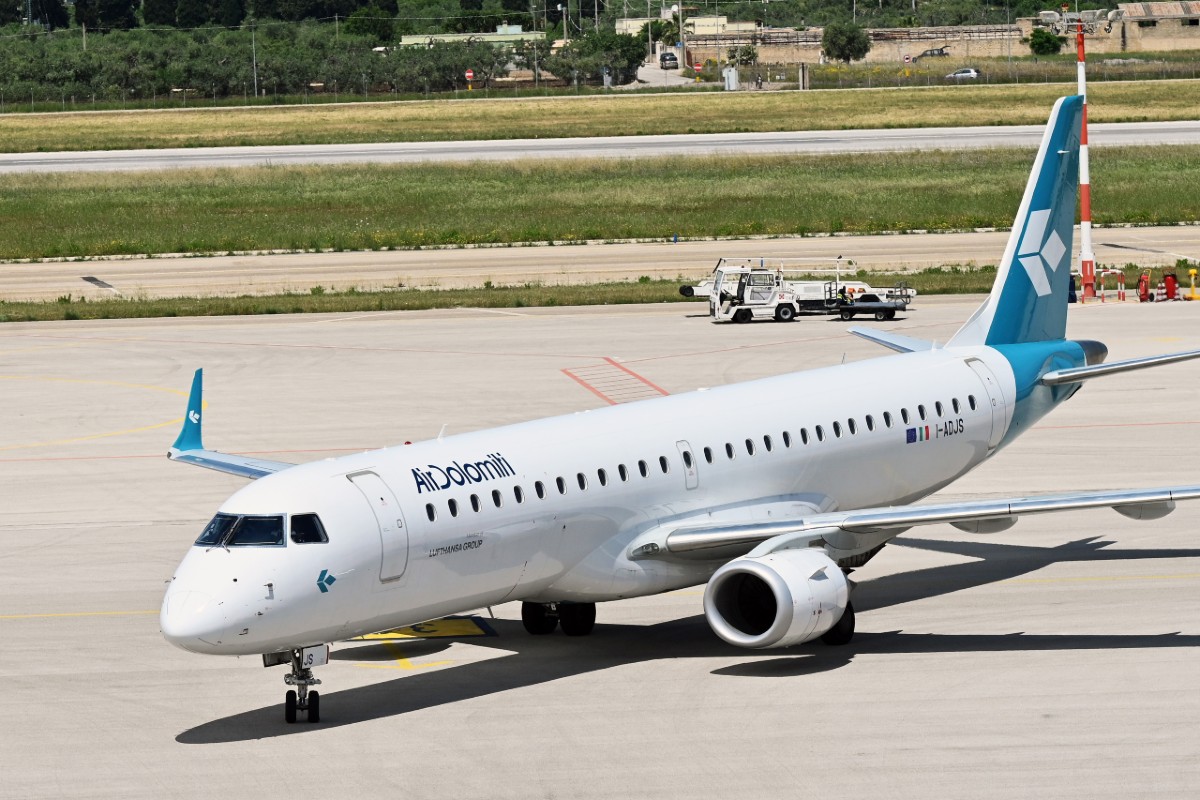 Air Dolomiti, si fermano i piloti. E i sindacati : “Faremo altri scioperi” Air Dolomiti, si fermano i piloti. E i sindacati : “Faremo altri scioperi”