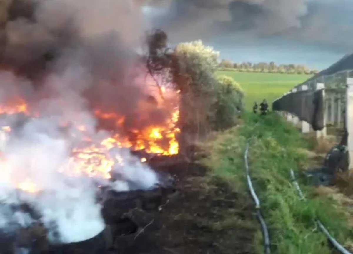 In fiamme una discarica di pneumatici: allarme diossina ai Castelli romani In fiamme una discarica di pneumatici: allarme diossina ai Castelli romani