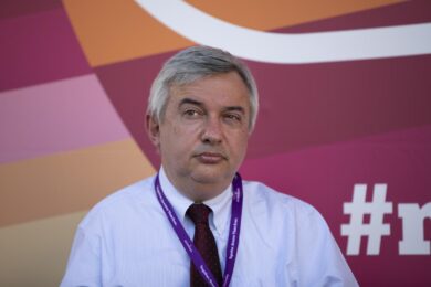 Repubblica, Molinari sfiduciato. Pezzo anti-Elkann censurato, poi la mozione