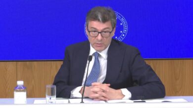 Pnrr, Giorgetti perde le staffe: “Posso dire la mia o è una bestemmia?”. Poi scherza: “Vado alla Juve al posto di Allegri”