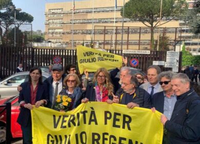 Processo Regeni, il padre: “No soldi da autorità”. Al sit-in anche Schlein