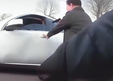 Polizia uccide afroamericano con 96 colpi di pistola: il video choc