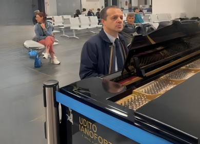 Cateno De Luca anche pianista: l’esibizione incanta l’aeroporto di Verona