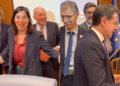 Tensione a sinistra: la stretta di mano imbarazzata tra Conte e Schlein