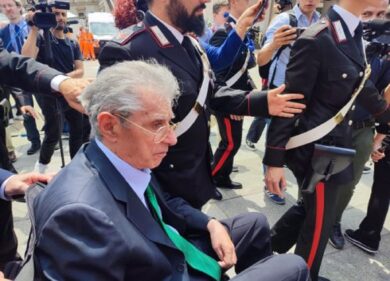 Lega, la “risottata” di Varese. La mossa (tardiva) di Salvini con Bossi