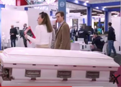 La “morte” tech alla fiera del funerale: annunci social e condoglianze digital